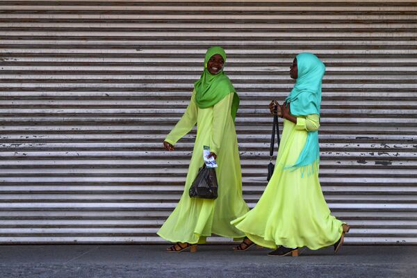 Две девушки гуляют по Джорджтауну, Гайана - Sputnik Узбекистан