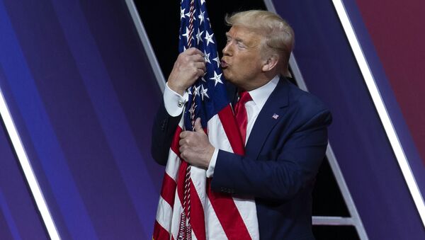 Дональд Трамп целует американский флаг - Sputnik Ўзбекистон