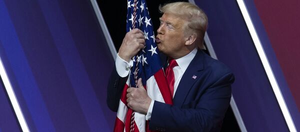 Donald Tramp seluyet amerikanskiy flag - Sputnik O‘zbekiston