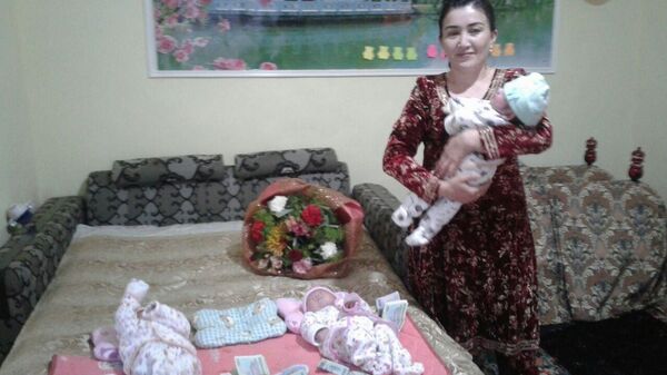 Мама тройняшек дождалась выписки из роддома только в Женский день Мама тройняшек дождалась выписки из роддома только в Женский день - Sputnik Узбекистан