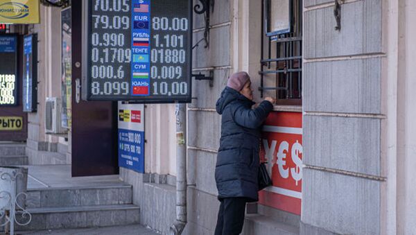 Табло курса доллара, евро, рубля и тенге на обменном бюро в Бишкеке - Sputnik Ўзбекистон