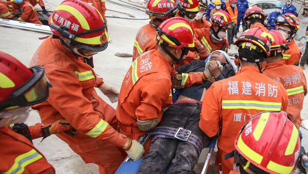 Мужчина был спасен из-под обломков разрушенной гостиницы в Цюаньчжоу. 8 марта 2020 года. - Sputnik Узбекистан