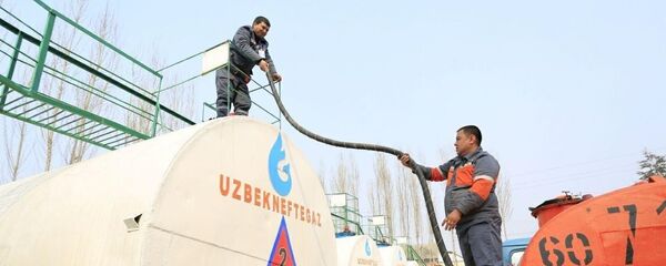 Работа сотрудников на одной из нефтебаз в Узбекистане. Работа сотрудников на одной из нефтебаз в Узбекистане. - Sputnik Узбекистан