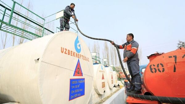 Работа сотрудников на одной из нефтебаз в Узбекистане - Sputnik Узбекистан