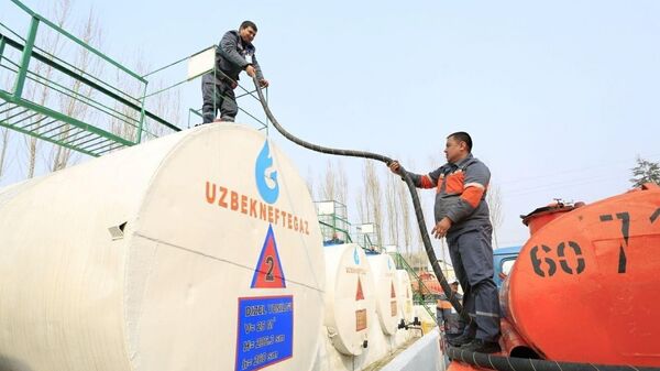 Работа сотрудников на одной из нефтебаз в Узбекистане.  - Sputnik Узбекистан