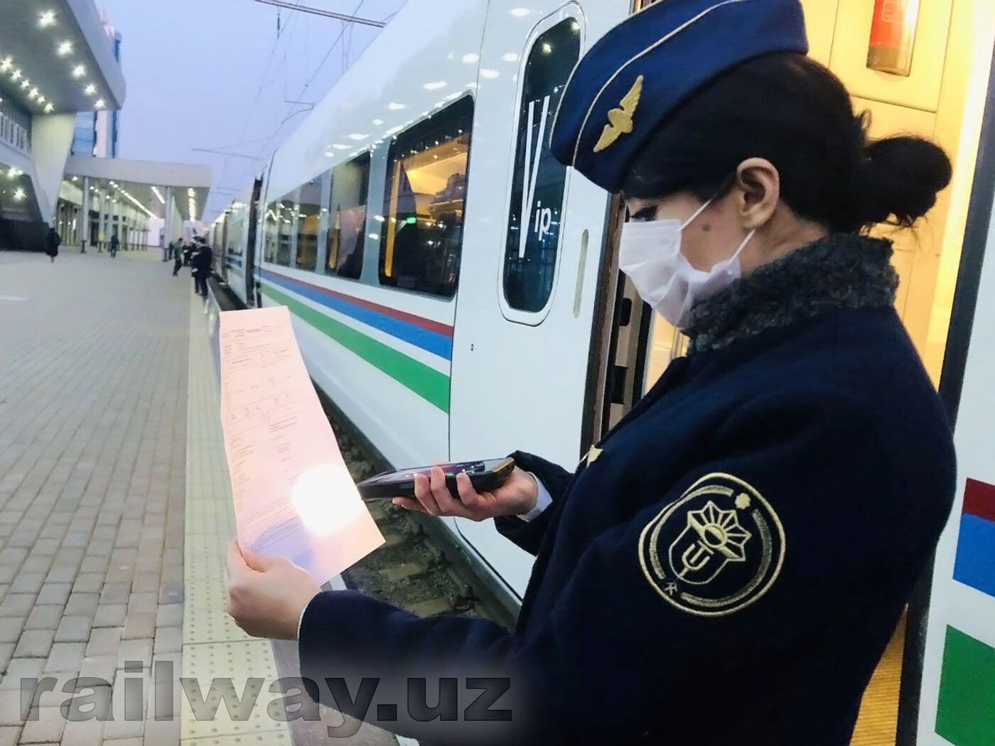 Нововведение на железной дороге: сесть в поезд уже можно без бумажного  билета - 11.03.2020, Sputnik Узбекистан