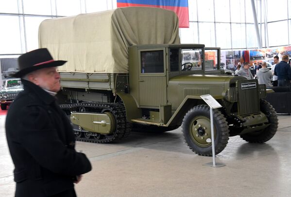 Полугусеничный грузовик ЗИС-42 на открытии выставки ретро-автомобилей Олдтаймер-Галерея - Sputnik Узбекистан