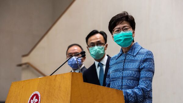 Глава администрации Гонконга Кэрри Лам в медицинской маске на пресс-конференции  - Sputnik Ўзбекистон