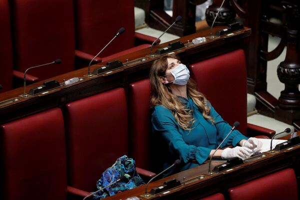 Член палаты депутатов Италии Мария Тереса Бальдини в маске и перчатках - Sputnik Узбекистан