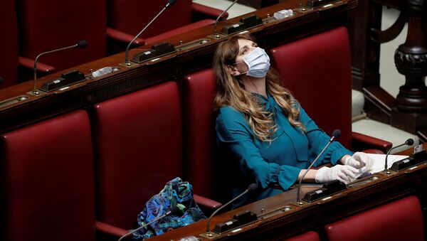 Член палаты депутатов Италии Мария Тереса Бальдини в маске и перчатках - Sputnik Узбекистан
