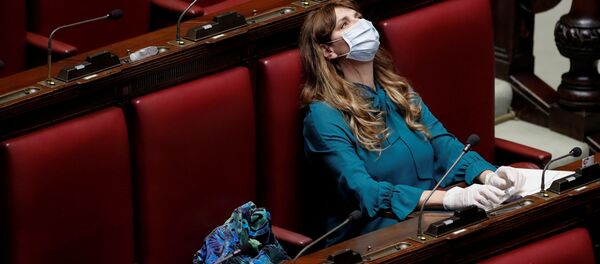 Член палаты депутатов Италии Мария Тереса Бальдини в маске и перчатках Член палаты депутатов Италии Мария Тереса Бальдини в маске и перчатках - Sputnik Узбекистан