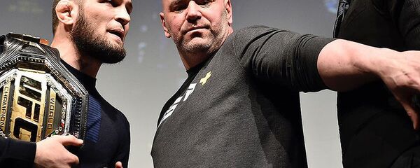 Duel vzglyadov: Xabib Nurmagomedov (sleva) i Toni Ferguson (sprava) - Sputnik O‘zbekiston