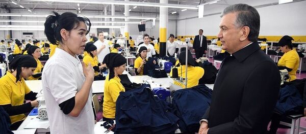 Шавкат Мирзиёев ознакомился с деятельностью иностранного предприятия “Develop Textile” в СЭЗ Хазорасп Шавкат Мирзиёев ознакомился с деятельностью иностранного предприятия “Develop Textile” в СЭЗ Хазорасп - Sputnik Узбекистан