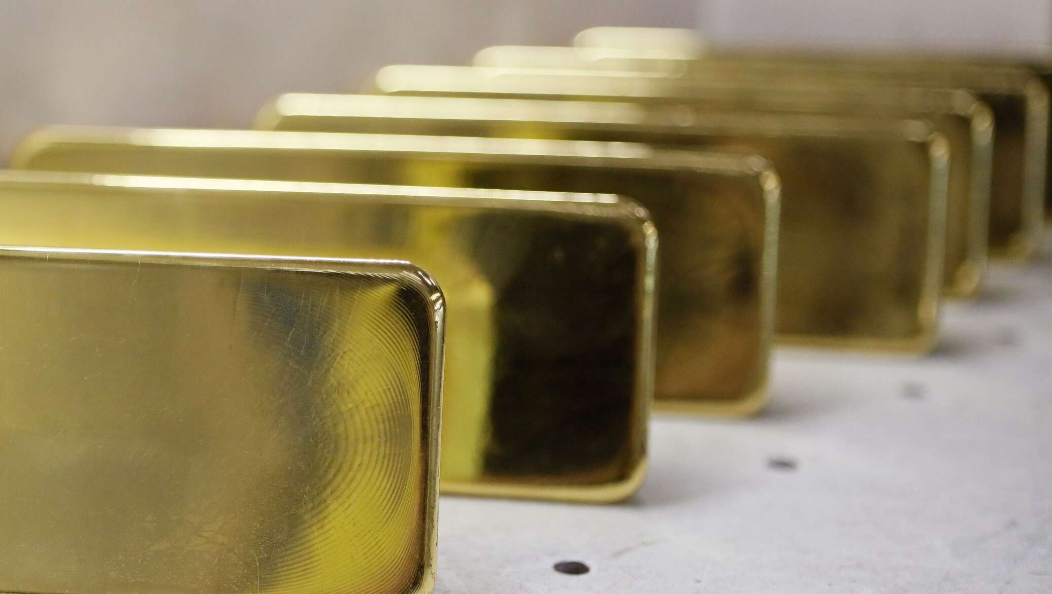 Золото можно вывозить. Слиток золотой. Золотые слитки России. Слитки цветных металлов. Слитки золота в банке.