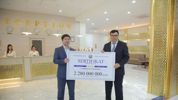 Азиз Абдухакимов вручил сертификат владельцу 3-звездочной гостиницы в Хорезме - Sputnik Узбекистан