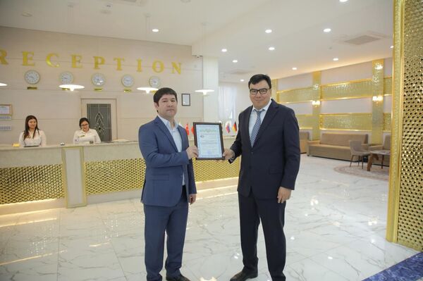 В Узбекистане еще одному владельцу отеля вручили денежный сертификат - Sputnik Узбекистан