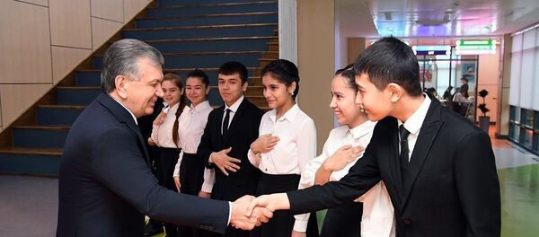 Наше счастье: Шавкат Мирзиёев пообщался с детьми Президентской школы в Хиве Наше счастье: Шавкат Мирзиёев пообщался с детьми Президентской школы в Хиве - Sputnik Ўзбекистон