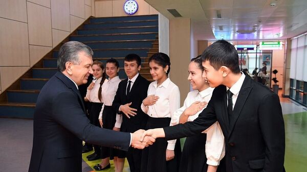 Наше счастье: Шавкат Мирзиёев пообщался с детьми Президентской школы в Хиве - Sputnik Ўзбекистон