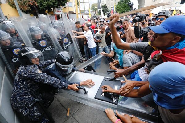 Venesuyelaning Karakas shahrida namoyishchilar politsiya bilan to‘qnashuvi, 10.03.2020. - Sputnik O‘zbekiston