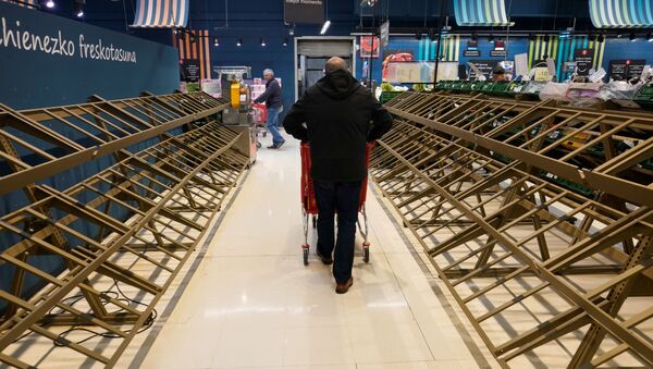 Мужчина у пустых прилавков в супермаркете, Испания - Sputnik Узбекистан
