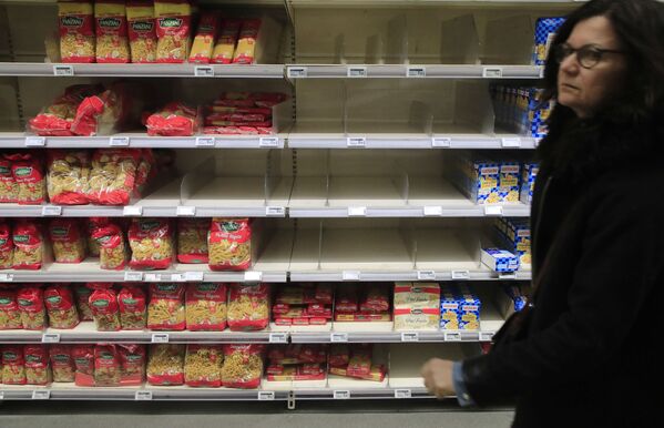 Женщина у пустого прилавка в супермаркете в Париже - Sputnik Узбекистан