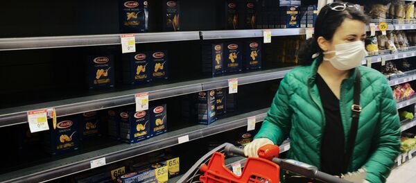 Женщина в маске у пустого прилавка в супермаркете в Афинах, Греция - Sputnik Узбекистан