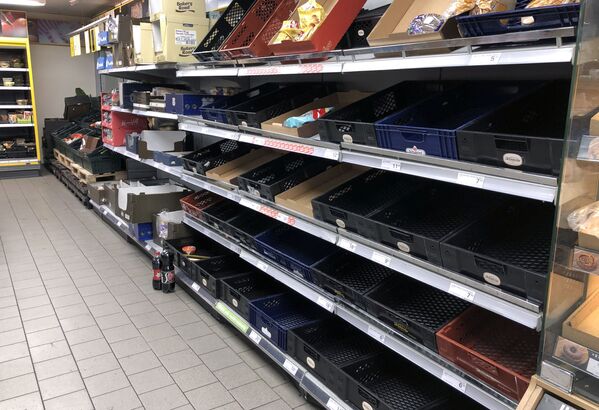 Пустые прилавки в супермаркете в Копенгагене, Дания  - Sputnik Узбекистан