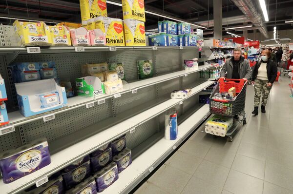 Покупатели у пустых прилавков в супермаркете в Бельгии - Sputnik Узбекистан
