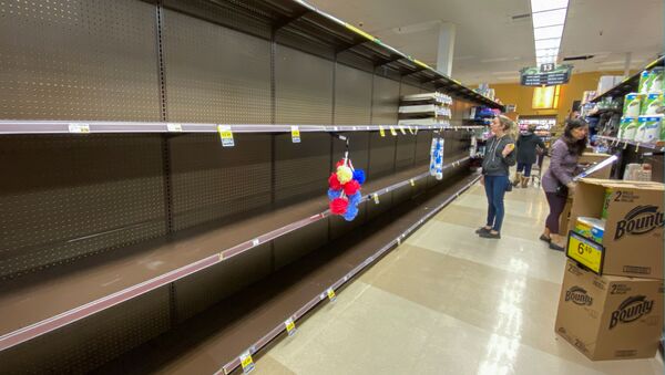 Покупатели у пустых прилавков в супермаркете в Энсинитасе, США - Sputnik Ўзбекистон