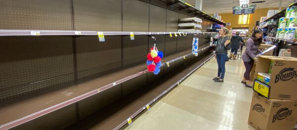 Pokupateli u pustix prilavkov v supermarkete v Ensinitase, SShA Pokupateli u pustix prilavkov v supermarkete v Ensinitase, SShA - Sputnik O‘zbekiston