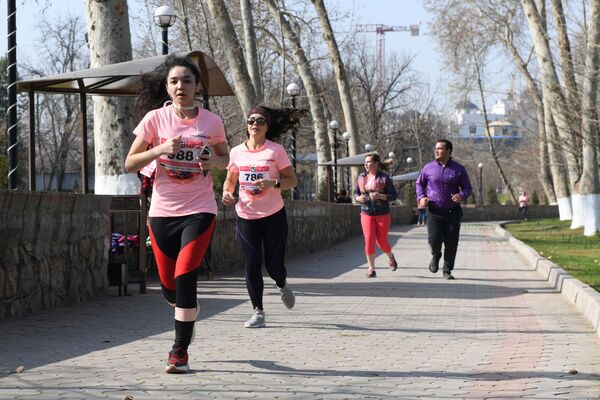 В Ташкенте прошел женский благотворительный забег Lady Run. - Sputnik Узбекистан
