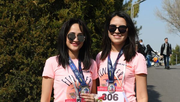 Участие в забеге стоило 100000 суммов. Приняли участие 225 девушек. Все средства собранные на марафоне пойдут на лечение онкобольных детей - Sputnik Узбекистан