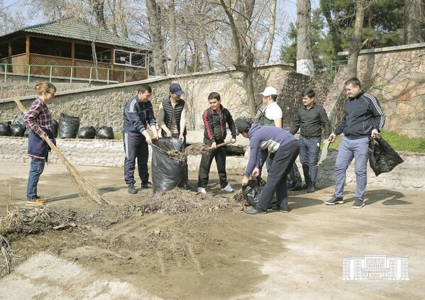 Жители Ташкента убирают территорию - Sputnik Узбекистан