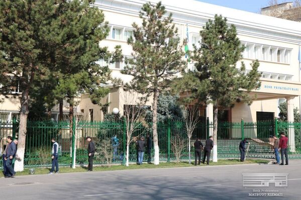 Уборка территории сотрудниками Генеральной прокуратуры Республики Узбекистан - Sputnik Узбекистан