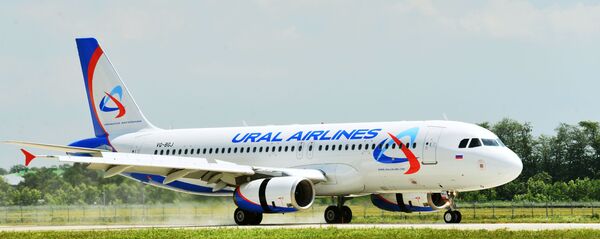 Самолёт Airbus A320 авиакомпании Уральские авиалинии Самолёт Airbus A320 авиакомпании Уральские авиалинии - Sputnik Ўзбекистон