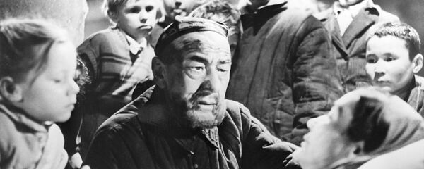 Кадр из фильма Ты не сирота. Режиссер: Шухрат Аббасов. Киностудия Узбекфильм. 1962 год. В роли матери - актриса Лютфи Сарымсакова, в роли отца - артист Обид Джалилов. - Sputnik Ўзбекистон