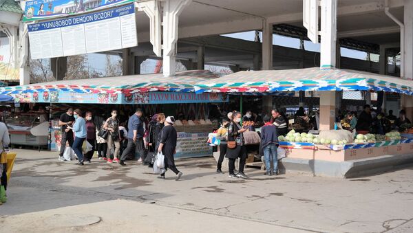 Люди на рынке в Ташкенте во время карантина из-за COVID-19 - Sputnik Ўзбекистон