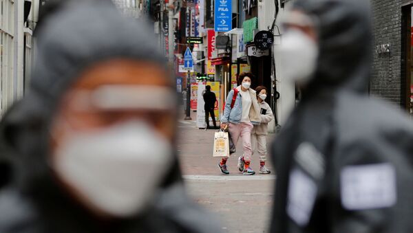 Жители одного из городов Южной Кореи в защитных масках - Sputnik Ўзбекистон