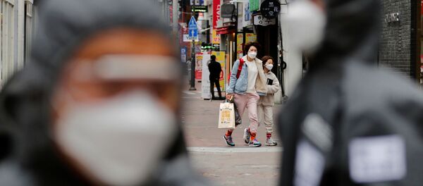 Жители одного из городов Южной Кореи в защитных масках - Sputnik Ўзбекистон