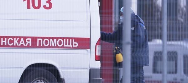 Обработка машины скорой медицинской помощи после доставки пациентов с подозрением на коронавирус - Sputnik Ўзбекистон