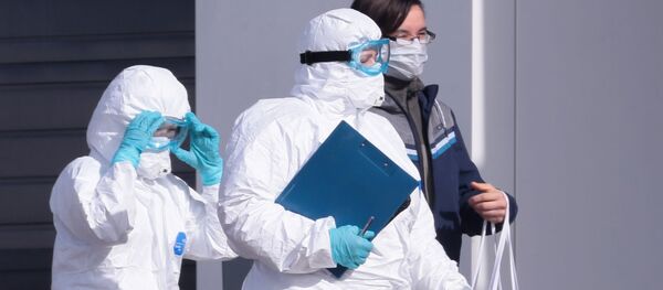 Врачи скорой медицинской помощи доставили пациента с подозрением на коронавирус в больницу  Врачи скорой медицинской помощи доставили пациента с подозрением на коронавирус в больницу  - Sputnik Ўзбекистон