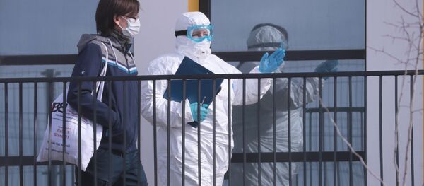 Врачи скорой медицинской помощи доставили пациента с подозрением на коронавирус в больницу Врачи скорой медицинской помощи доставили пациента с подозрением на коронавирус в больницу - Sputnik Ўзбекистон