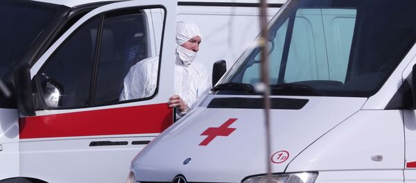 Водитель скорой медицинской помощи возле больницы для пациентов с подозрением на коронавирус Водитель скорой медицинской помощи возле больницы для пациентов с подозрением на коронавирус - Sputnik Ўзбекистон