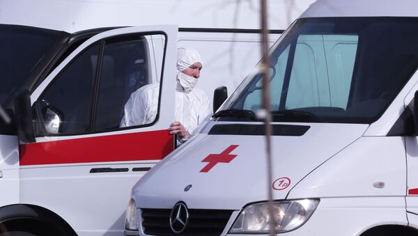 Водитель скорой медицинской помощи возле больницы для пациентов с подозрением на коронавирус - Sputnik Узбекистан