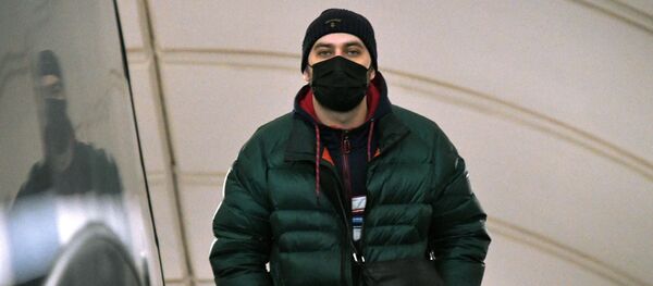 Мужчина в медицинской маске на одной из станций Московского метрополитена. Мужчина в медицинской маске на одной из станций Московского метрополитена. - Sputnik Ўзбекистон