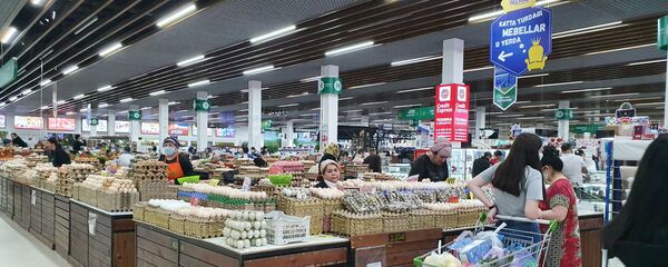 Люди выбирают продукты. Архивное фото Люди выбирают продукты. Архивное фото - Sputnik Ўзбекистон