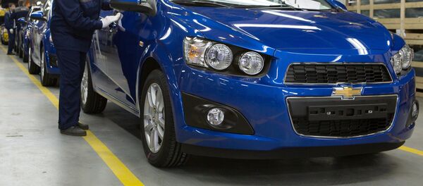 Рабочие проводят осмотр автомобиля Chevrolet Aveo на конвейере - Sputnik Узбекистан