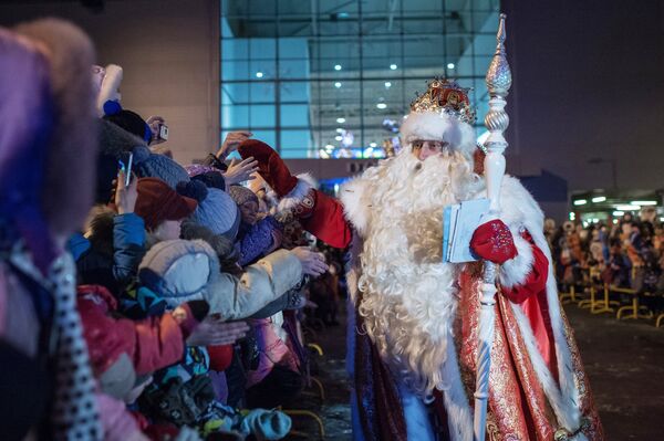 Дед Мороз из Великого Устюга прибыл в Омск - Sputnik Узбекистан