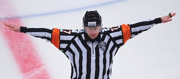 Хоккейный судья хоккейного матча - Sputnik Узбекистан