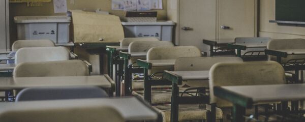 Пустые парты в классе - Sputnik Узбекистан